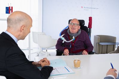 Am 5. Juli 2021 traf Bundesminister Martin Kocher (l.) Dr. Franz-Joseph Huainigg (r.) zu einem Arbeitsgespr&auml;ch.