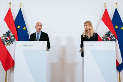 Am 5. Juli 2021 fand eine Pressekonferenz zur Pr&auml;sentation des Papers &bdquo;Auf zu neuen Arbeitswelten&ldquo; mit Arbeitsminister Martin Kocher (l.) und der Leiterin der Stabstelle ThinkAustria Antonella Mei-Pochtler (r.) statt