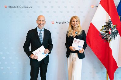 Am 5. Juli 2021 fand eine Pressekonferenz zur Pr&auml;sentation des Papers &bdquo;Auf zu neuen Arbeitswelten&ldquo; mit Arbeitsminister Martin Kocher (l.) und der Leiterin der Stabstelle ThinkAustria Antonella Mei-Pochtler (r.) statt