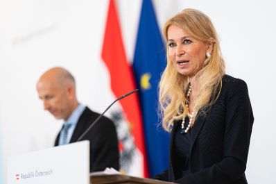 Am 5. Juli 2021 fand eine Pressekonferenz zur Pr&auml;sentation des Papers &bdquo;Auf zu neuen Arbeitswelten&ldquo; mit Arbeitsminister Martin Kocher (l.) und der Leiterin der Stabstelle ThinkAustria Antonella Mei-Pochtler (r.) statt