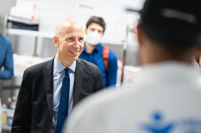 Am 6. Juli 2021 besuchte Bundesminister Martin Kocher (im Bild) gemeinsam mit der Gesch&auml;ftsf&uuml;hrerin des AMS-Wien, Petra Draxl, die futurefactory sowie andere Ausbildungs- und Schulungsst&auml;tten des AMS im Wiener Gasometer.