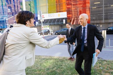 Am 6. Juli 2021 besuchte Bundesminister Martin Kocher (r.) gemeinsam mit der Gesch&auml;ftsf&uuml;hrerin des AMS-Wien, Petra Draxl (l.), die futurefactory sowie andere Ausbildungs- und Schulungsst&auml;tten des AMS im Wiener Gasometer.