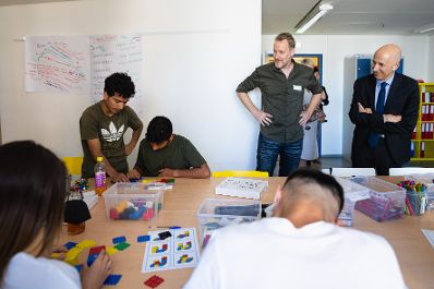 Am 6. Juli 2021 besuchte Bundesminister Martin Kocher (im Bild) gemeinsam mit der Gesch&auml;ftsf&uuml;hrerin des AMS-Wien, Petra Draxl, die futurefactory sowie andere Ausbildungs- und Schulungsst&auml;tten des AMS im Wiener Gasometer.