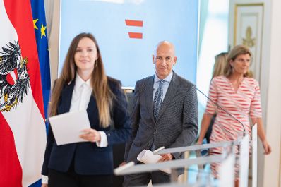 Am 13. Juli 2021 fand eine Pressekonferenz zum Rat neue Arbeitswelten mit Arbeitsminister Martin Kocher (m.), Eva H&ouml;ltl (r.), Leiterin des Gesundheitszentrums Erste Bank und Sunnie J. Groeneveld (l.), Gr&uuml;nderin von &bdquo;Inspire 925&ldquo; statt