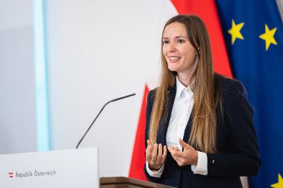 Am 13. Juli 2021 fand eine Pressekonferenz zum Rat neue Arbeitswelten mit Arbeitsminister Martin Kocher, Eva H&ouml;ltl, Leiterin des Gesundheitszentrums Erste Bank und Sunnie J. Groeneveld (im Bild), Gr&uuml;nderin von &bdquo;Inspire 925&ldquo; statt