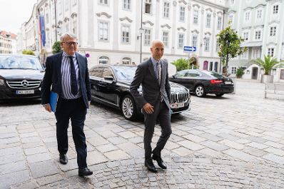 Am 16. Juli 2021 traf Bundesminister Martin Kocher (r.) im Rahmen seines Bundesl&auml;ndertags in Ober&ouml;sterreich den Landeshauptmann von Ober&ouml;sterreich Thomas Stelzer zu einem Arbeitsgespr&auml;ch. Im Bild mit EU-Kommissar Nicolas Schmit (l.) am wen zum Gespr&auml;ch,