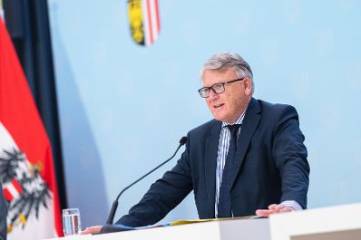 Am 16. Juli 2021 traf Bundesminister Martin Kocher im Rahmen seines Bundesl&auml;ndertags in Ober&ouml;sterreich den Landeshauptmann von Ober&ouml;sterreich Thomas Stelzer zu einem Arbeitsgespr&auml;ch. Im Bild EU-Kommissar Nicolas Schmit bei der gemeinsamen Pressekonferenz.