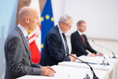 Am 16. Juli 2021 traf Bundesminister Martin Kocher (l.) im Rahmen seines Bundesl&auml;ndertags in Ober&ouml;sterreich den Landeshauptmann von Ober&ouml;sterreich Thomas Stelzer (r.) zu einem Arbeitsgespr&auml;ch. Im Bild mit EU-Kommissar Nicolas Schmit (m.) bei der gemeinsamen Pressekonferenz.