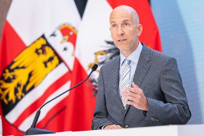 Am 16. Juli 2021 traf Bundesminister Martin Kocher (im Bild) im Rahmen seines Bundesl&auml;ndertags in Ober&ouml;sterreich den Landeshauptmann von Ober&ouml;sterreich Thomas Stelzer zu einem Arbeitsgespr&auml;ch. Im Bild bei der gemeinsamen Pressekonferenz.