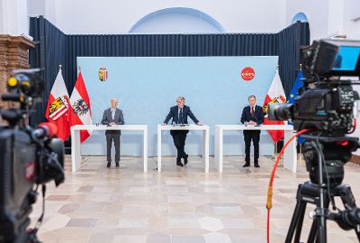 Am 16. Juli 2021 traf Bundesminister Martin Kocher (l.) im Rahmen seines Bundesl&auml;ndertags in Ober&ouml;sterreich den Landeshauptmann von Ober&ouml;sterreich Thomas Stelzer (r.) zu einem Arbeitsgespr&auml;ch. Im Bild mit EU-Kommissar Nicolas Schmit (m.) bei der gemeinsamen Pressekonferenz.