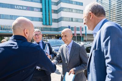 Am 16. Juli 2021 besuchte Bundesminister Martin Kocher im Rahmen seines Bundesl&auml;ndertags in Ober&ouml;sterreich die Tabakfabrik Grand Garage Coders Bay gemeinsam mit mit EU-Kommissar Nicolas Schmit.