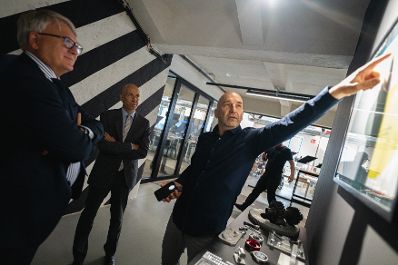 Am 16. Juli 2021 besuchte Bundesminister Martin Kocher (m.) im Rahmen seines Bundesl&auml;ndertags in Ober&ouml;sterreich die Tabakfabrik Grand Garage Coders Bay gemeinsam mit mit EU-Kommissar Nicolas Schmit (l.).
