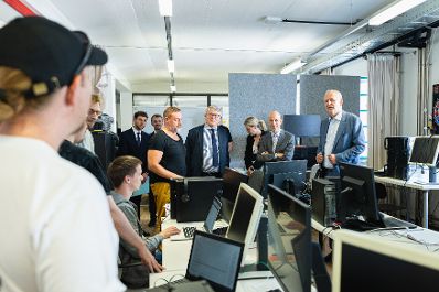 Am 16. Juli 2021 besuchte Bundesminister Martin Kocher im Rahmen seines Bundesl&auml;ndertags in Ober&ouml;sterreich die Tabakfabrik Grand Garage Coders Bay gemeinsam mit mit EU-Kommissar Nicolas Schmit.