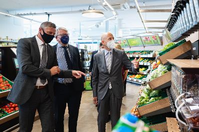 Am 16. Juli 2021 besuchte Bundesminister Martin Kocher (r.) im Rahmen seines Bundesl&auml;ndertags in Ober&ouml;sterreich den Perspektiven Handel Caritas gGmbH gemeinsam mit mit EU-Kommissar Nicolas Schmit (m.).