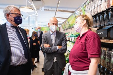 Am 16. Juli 2021 besuchte Bundesminister Martin Kocher (m.) im Rahmen seines Bundesl&auml;ndertags in Ober&ouml;sterreich den Perspektiven Handel Caritas gGmbH gemeinsam mit mit EU-Kommissar Nicolas Schmit (l.).