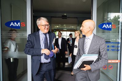 Am 16. Juli 2021 besuchte Bundesminister Martin Kocher (r.) im Rahmen seines Bundesl&auml;ndertags in Ober&ouml;sterreich die AMS Landesgesch&auml;ftsstelle Ober&ouml;sterreich gemeinsam mit mit EU-Kommissar Nicolas Schmit (l.).