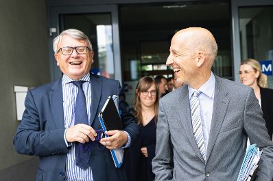Am 16. Juli 2021 besuchte Bundesminister Martin Kocher (r.) im Rahmen seines Bundesl&auml;ndertags in Ober&ouml;sterreich die AMS Landesgesch&auml;ftsstelle Ober&ouml;sterreich gemeinsam mit mit EU-Kommissar Nicolas Schmit (l.).