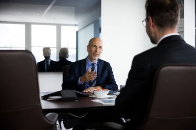 Am 30. August 2021 besuchte Bundesminister Martin Kocher (l.) die Borealis AG. Im Bild mit dem CEO der Borealis AG Thomas Gangl (r.).