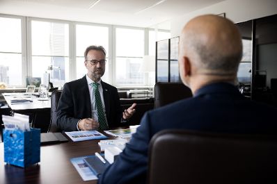 Am 30. August 2021 besuchte Bundesminister Martin Kocher (r.) die Borealis AG. Im Bild mit dem CEO der Borealis AG Thomas Gangl (l.).