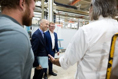 Am 6. September 2021 besuchte Bundesminister Martin Kocher (2.v.l.) im Rahmen seines Bundesl&auml;ndertags in der Steiermark die Gaulhofer Industrieholding.