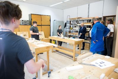 Am 6. September 2021 besuchte Bundesminister Martin Kocher (4.v.l.) im Rahmen seines Bundesl&auml;ndertags in der Steiermark die Gaulhofer Industrieholding.