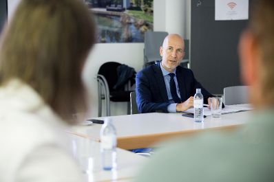 Am 6. September 2021 besuchte Bundesminister Martin Kocher (m.) im Rahmen seines Bundesl&auml;ndertags in der Steiermark die Gaulhofer Industrieholding.