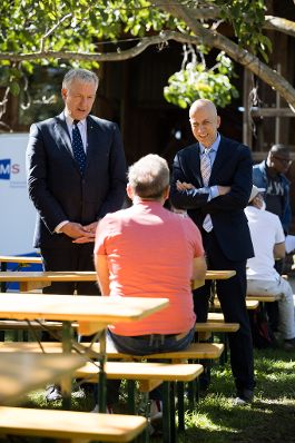 Am 9. September 2021 besuchte Bundesminister Martin Kocher (r.) die Jobb&ouml;rse Biohof Adamah.