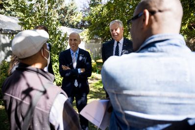 Am 9. September 2021 besuchte Bundesminister Martin Kocher (l.) die Jobb&ouml;rse Biohof Adamah.