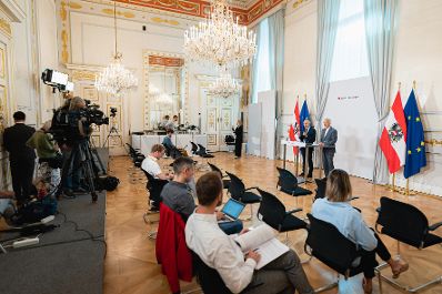 Am 10. September 2021 nahm Bundesminister Martin Kocher (l.) an einer Presskonferenz nach einem Inklusionsgipfel im Bundeskanzleramt teil. Im Bild mit Caritas Pr&auml;sident Michael Landau (r.).