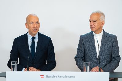 Am 10. September 2021 nahm Bundesminister Martin Kocher (l.) an einer Pressekonferenz nach einem Inklusionsgipfel im Bundeskanzleramt teil. Im Bild mit Caritas Pr&auml;sident Michael Landau (r.).