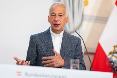 Am 10. September 2021 nahm Bundesminister Martin Kocher an einer Pressekonferenz nach einem Inklusionsgipfel im Bundeskanzleramt teil. Im Bild Caritas Pr&auml;sident Michael Landau.