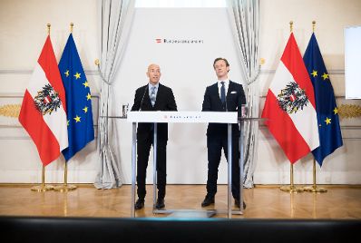 Am 14. September 2021 fand eine Pressekonferenz zur aktuellen Lage am Arbeitsmarkt statt. Im Bild Bundesminister Martin Kocher (l.) und Bundesminister Gernot Bl&uuml;mel (r.).