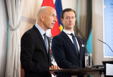 Am 14. September 2021 fand eine Pressekonferenz zur aktuellen Lage am Arbeitsmarkt statt. Im Bild Bundesminister Martin Kocher (l.) und Bundesminister Gernot Bl&uuml;mel (r.).