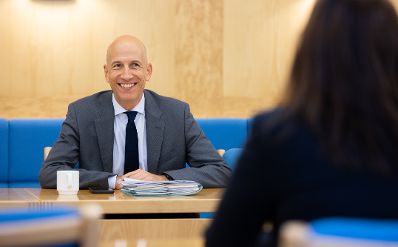 Am 22. September 2021 reiste Bundesminister Martin Kocher (l.) zu einem Arbeitsbesuch nach Stockholm. Im Bild mit der schwedischen Arbeitsministerin Eva Nordmark (r.).