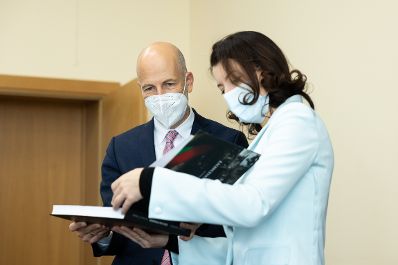 Am 5. Oktober 2021 reiste Bundesminister Martin Kocher (l.) zu einem Arbeitsbesuch nach Vilnius. Im Bild mit der litauischen Arbeits- und Sozialministerin Monika Navickienė (r.).