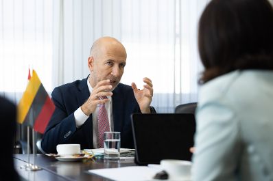 Am 5. Oktober 2021 reiste Bundesminister Martin Kocher (l.) zu einem Arbeitsbesuch nach Vilnius. Im Bild mit der litauischen Arbeits- und Sozialministerin Monika Navickienė (r.).