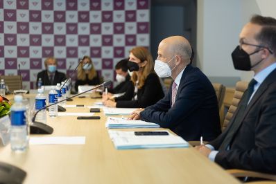 Am 5. Oktober 2021 reiste Bundesminister Martin Kocher (2.v.r.) zu einem Arbeitsbesuch nach Vilnius. Im Bild mit der Direktorin der litauischen Sozialversicherungskassen, Julita Varanauskienė.