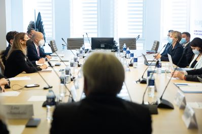 Am 5. Oktober 2021 reiste Bundesminister Martin Kocher (l.) zu einem Arbeitsbesuch nach Vilnius. Im Bild mit der Direktorin der litauischen Sozialversicherungskassen, Julita Varanauskienė (r.).