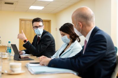 Am 5. Oktober 2021 reiste Bundesminister Martin Kocher (r.) zu einem Arbeitsbesuch nach Vilnius. Im. Bild mit der litauischen Arbeits- und Sozialministerin Monika Navickienė (m.) und der litauische stellvertretende Arbeits- und Sozialminister Vytautas &Scaron;ilinskas (l.).