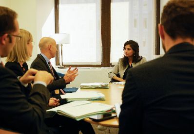 Am 18. Oktober 2021 reiste Bundesminister Martin Kocher (2.v.l.) zu einem mehrt&auml;gigen Arbeitsbesuch nach Washington. Im Bild mit der IWF Chief Economist Gita Gopinath (r.).