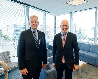 Am 18. Oktober 2021 reiste Bundesminister Martin Kocher (r.) zu einem mehrt&auml;gigen Arbeitsbesuch nach Washington. Im Bild mit der IWF Europadirektor Alfred Kammer (l.).
