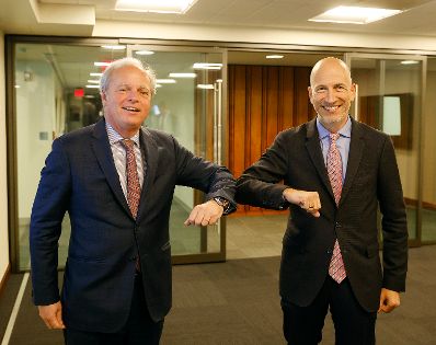 Am 18. Oktober 2021 reiste Bundesminister Martin Kocher (r.) zu einem mehrt&auml;gigen Arbeitsbesuch nach Washington. Im Bild mit dem World Bank Managing Director Axel van Trotzenburg (l.).