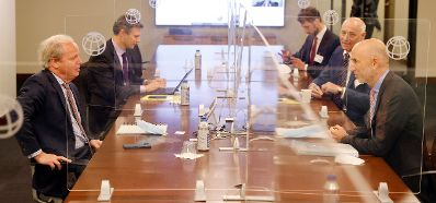 Am 18. Oktober 2021 reiste Bundesminister Martin Kocher (r.) zu einem mehrt&auml;gigen Arbeitsbesuch nach Washington. Im Bild mit dem World Bank Managing Director Axel van Trotzenburg (l.).