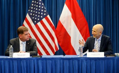 Am 19. Oktober 2021 reiste Bundesminister Martin Kocher (r.) zu einem mehrt&auml;gigen Arbeitsbesuch nach Washington. Im Bild mit dem US Arbeitsminister Martin Walsh (l.).