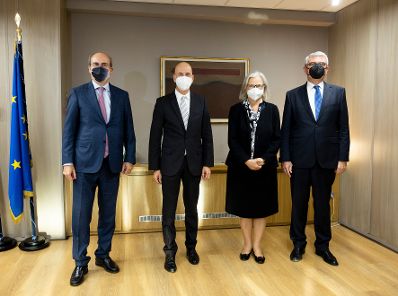 Am 3. Oktober 2021 reiste Bundesminister Martin Kocher (m.l.) zu einem Arbeitsbesuch nach Athen. Im Bild mit dem griechischen Vize-Arbeitsminister Panos Tsakloglou (r.).