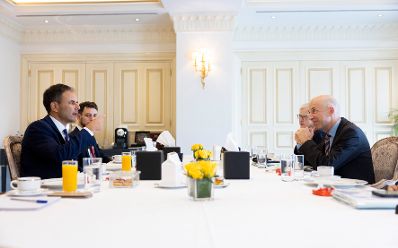 Am 4. Oktober 2021 reiste Bundesminister Martin Kocher (r.) zu einem Arbeitsbesuch nach Athen. Im Bild mit dem Wirtschaftsberater des griechischen Premierminister Alex Patelis (l.).