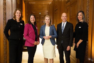 Am 5. November 2021 nahmen Bundesministerin Susanne Raab und Bundesminister Martin Kocher an einer Pressekonferenz zum Thema &bdquo;100 Prozent - Gleichstellung zahlt sich aus&ldquo; teil.