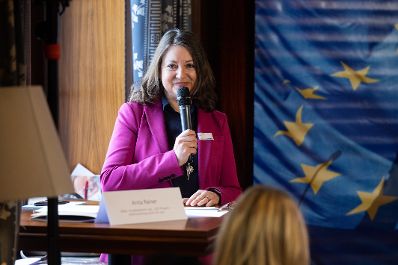 Am 5. November 2021 nahmen Bundesministerin Susanne Raab und Bundesminister Martin Kocher an einer Pressekonferenz zum Thema &bdquo;100 Prozent - Gleichstellung zahlt sich aus&ldquo; teil.