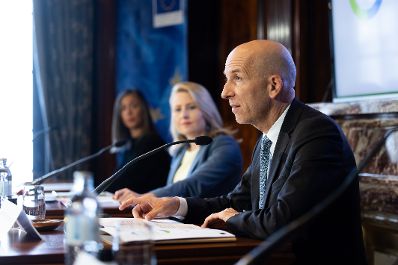 Am 5. November 2021 nahmen Bundesministerin Susanne Raab (m.) und Bundesminister Martin Kocher (r.) an einer Pressekonferenz zum Thema &bdquo;100 Prozent - Gleichstellung zahlt sich aus&ldquo; teil.