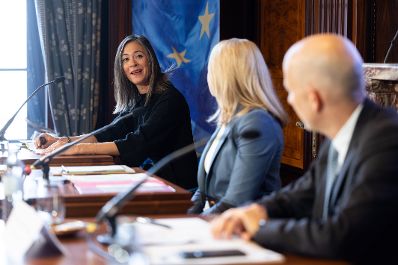 Am 5. November 2021 nahmen Bundesministerin Susanne Raab (m.) und Bundesminister Martin Kocher (r.) an einer Pressekonferenz zum Thema &bdquo;100 Prozent - Gleichstellung zahlt sich aus&ldquo; teil.